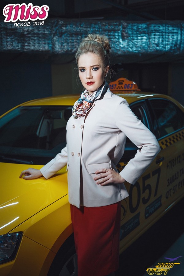 Участницы «Мисс Псков 2016» приняли участие в «таксомоторной» фотосессии 