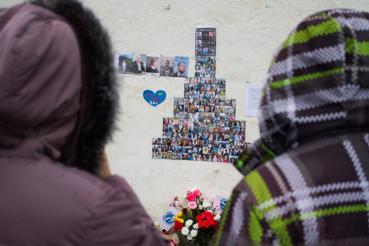 Акция возле Рыбницкой башни в память о погибших в авиакатастрофе над Синаем псковичах