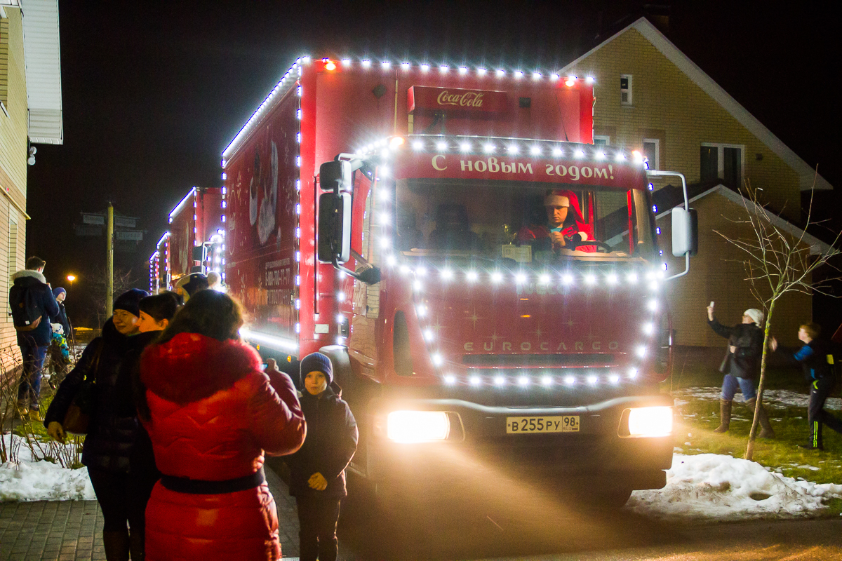 В псковскую «Деревню SOS» приехал караван грузовиков Coca Cola