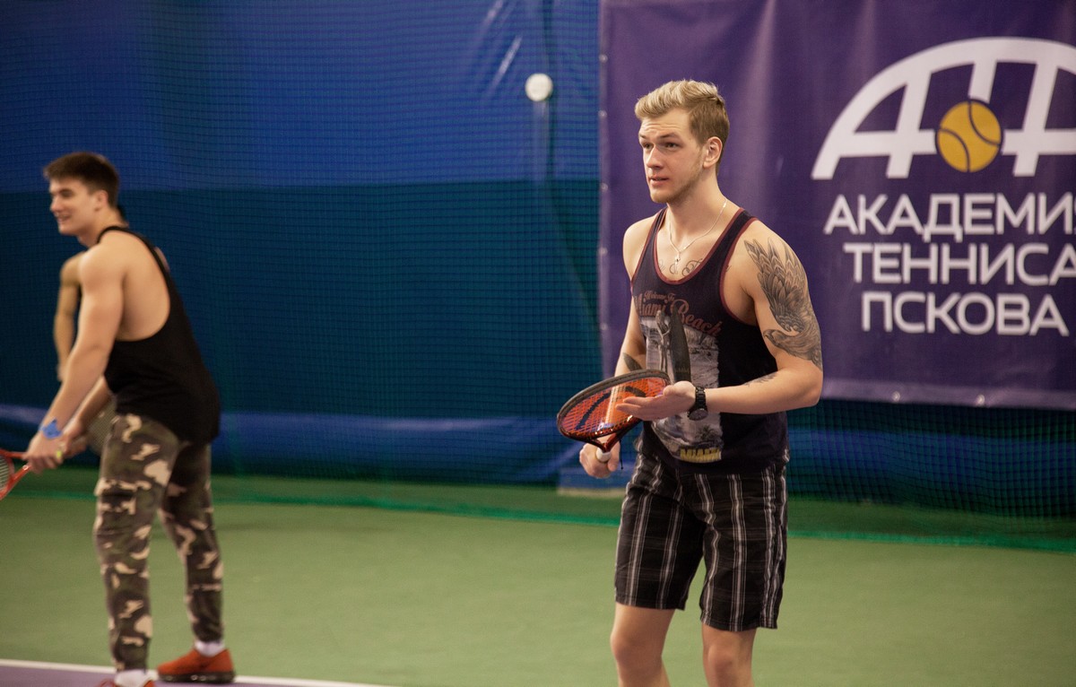 Участники конкурса «Мистер Псков» сыграли в большой теннис