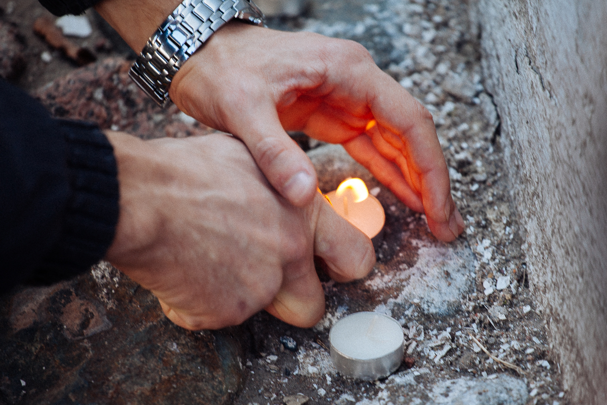 Свечи памяти жертв терактов зажгли у Рыбницкой башни в Пскове