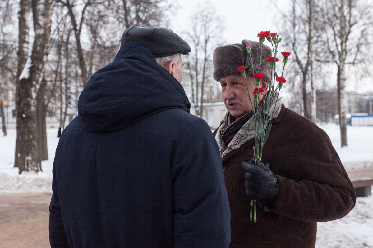 Возложение цветов к памятнику «Воинам Псковского гарнизона» в честь 29-й годовщины вывода советских войск из Афганистана