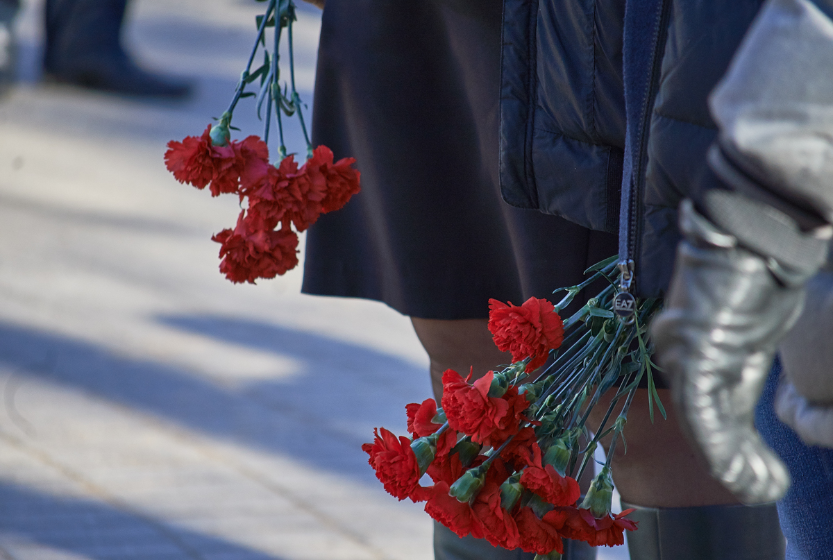 Траурное мероприятие в Пскове в память о погибших в Кемерово
