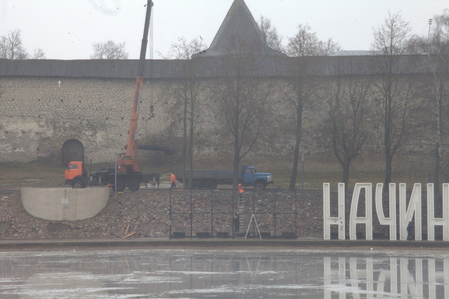 Демонтаж инсталляции «Россия начинается здесь» на набережной реки Великой в Пскове