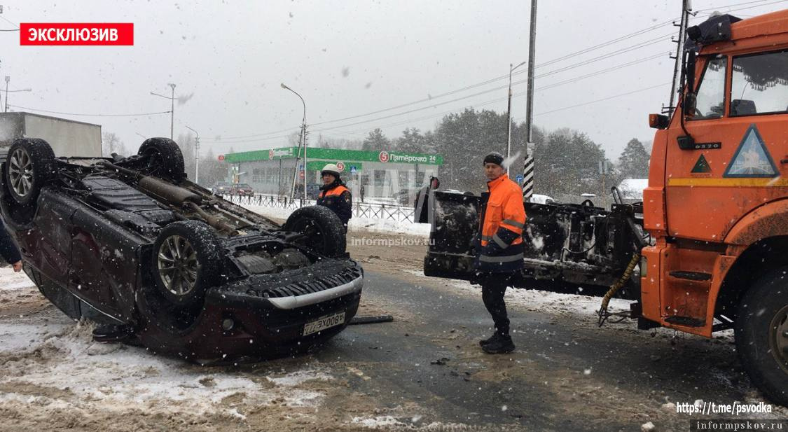 Toyota опрокинулась в результате столкновения с КАМАЗом на Ленинградском шоссе