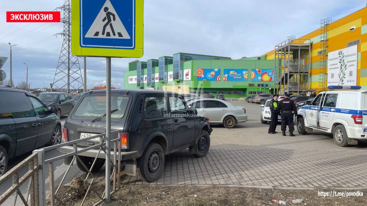 Пьяный водитель протаранил забор у «Акваполиса» в Пскове