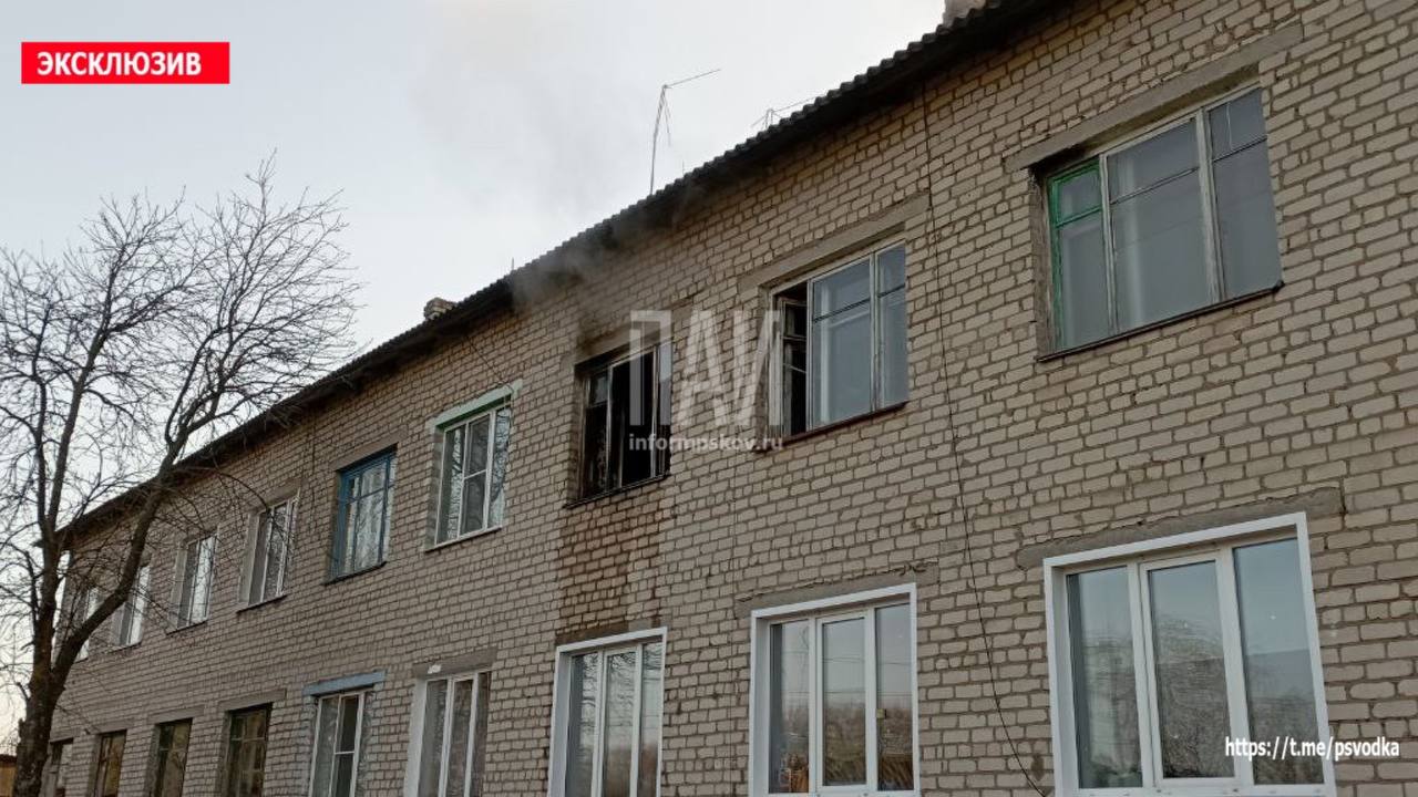 Пожарные потушили возгорание в многоквартирном жилом доме в Невеле