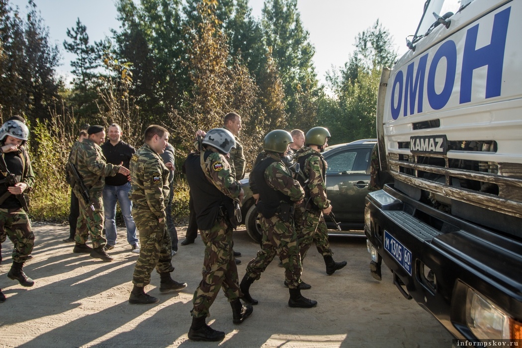 Шесть сотрудников Псковского ОМОН получили черные береты