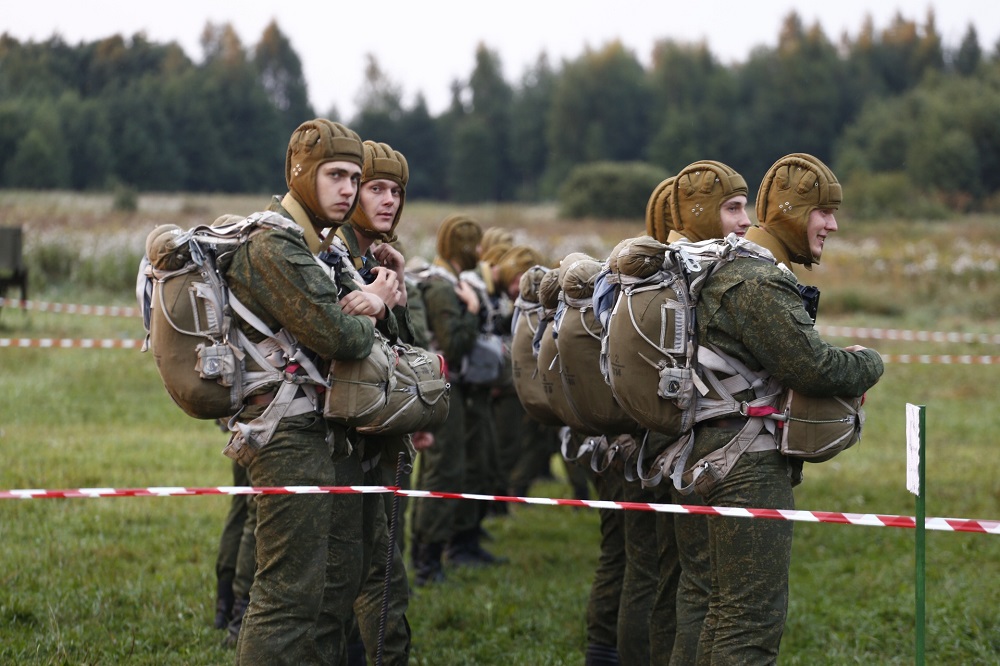 Бойцы 76-й дивизии ВДВ готовятся к десантированию