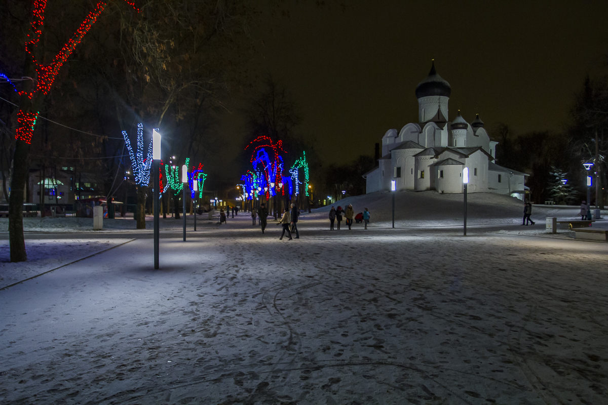 На центральной площади зажглась новогодняя елка