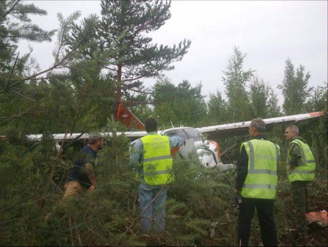 ФОТОРЕПОРТАЖ с места вынужденной посадки частного самолета под Псковом