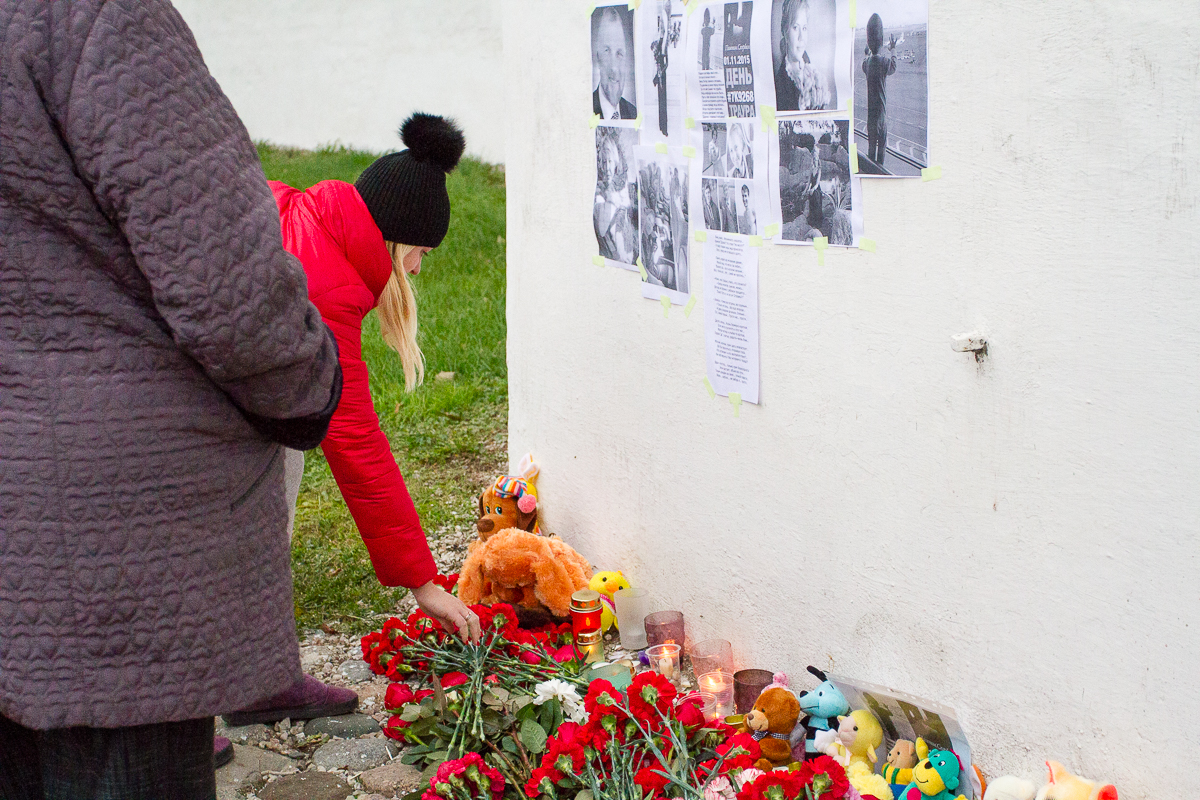 	 Жители города приходят к Троицкому собору, чтобы почтить память погибших в авиакатастрофе псковичей