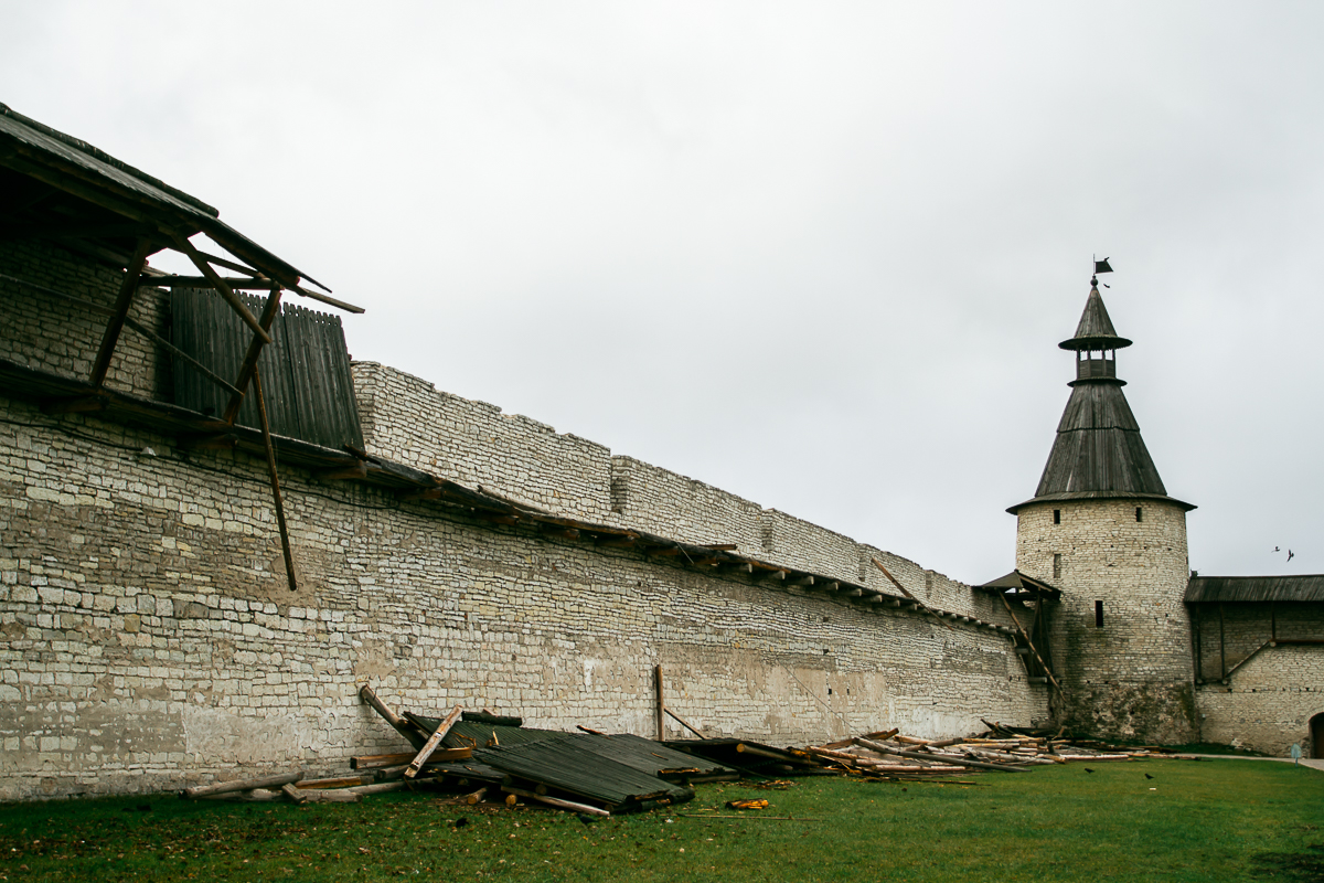 Последствия штормового ветра в Псковском кремле