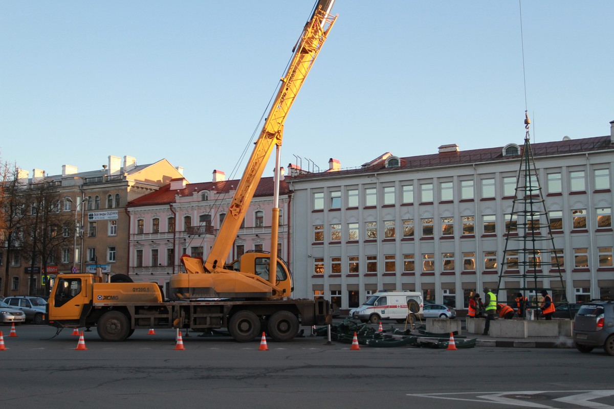 Монтаж главной городской ёлки в Пскове