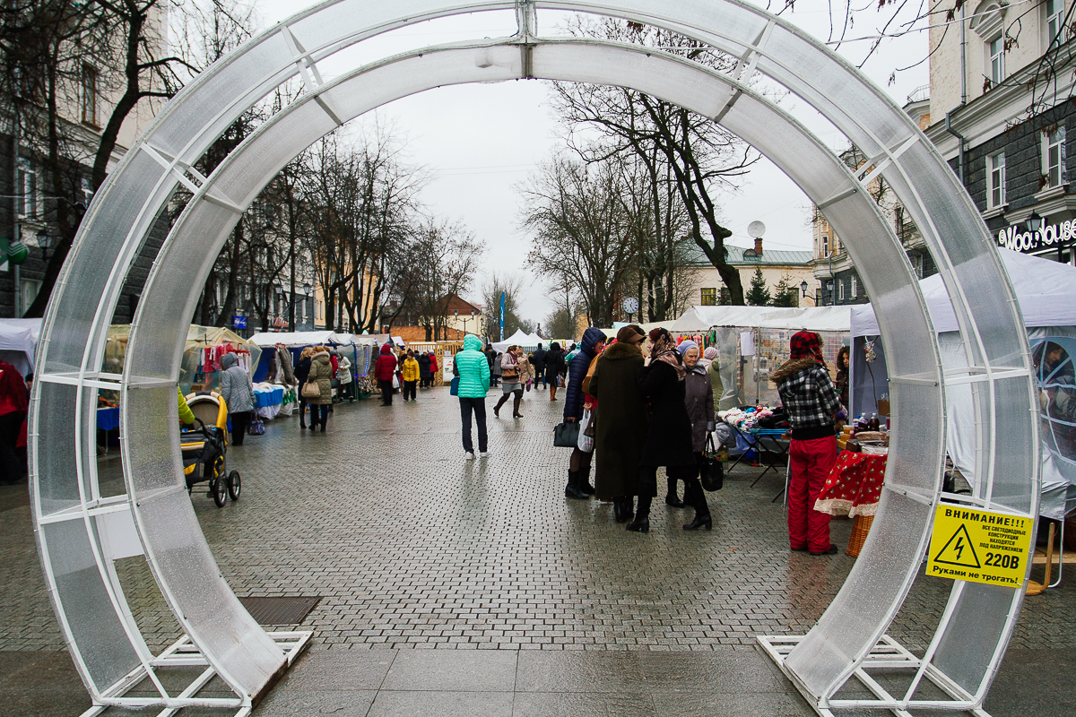 Новогодняя ярмарка в центре Пскова