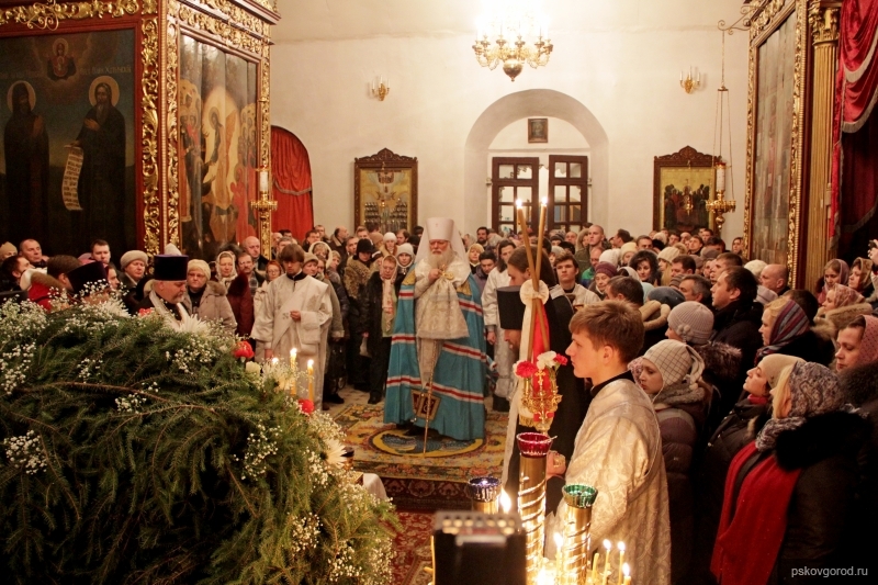 Ночная рождественская служба в Троицком соборе Пскова