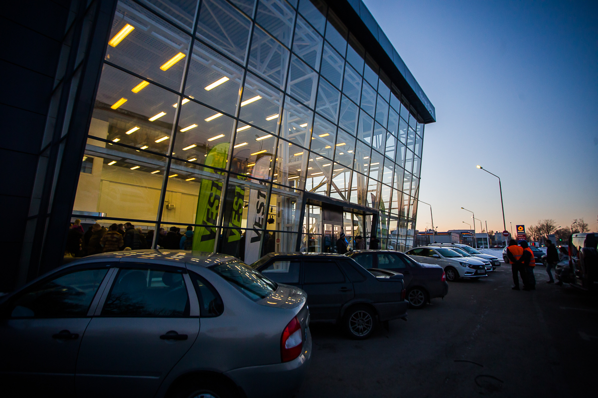 В Пскове прошло открытие нового автосалона LADA, во время которого представили новинку LADA X-Ray