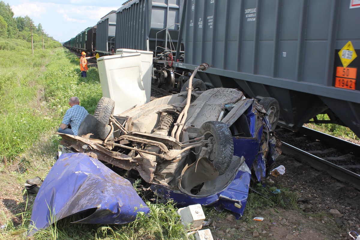 Столкновение автомобиля с товарным поездом в Псковском районе