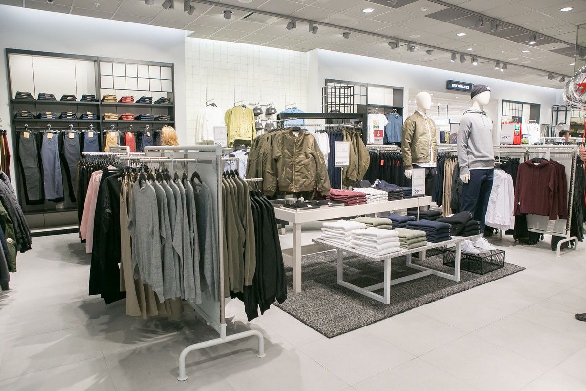 Хм пермь. H M магазин одежды. Магазин h m внутри. Магазин одежды HM внутри. H&M мужской отдел.