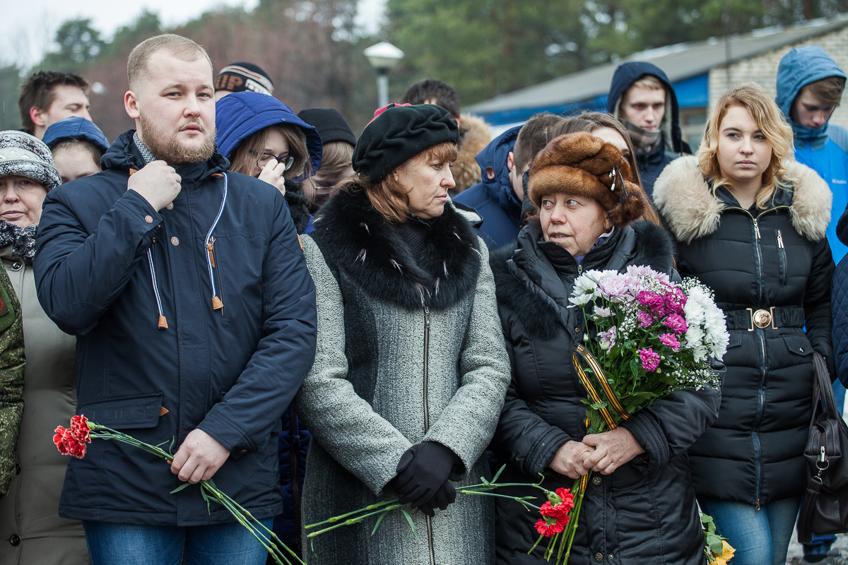 Траурный митинг в память о гибели в Чечне 25 псковских разведчиков