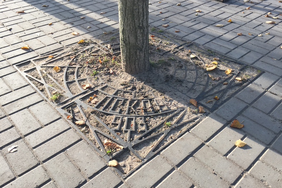 Приствольные решётки на улице Ленина и Пушкина