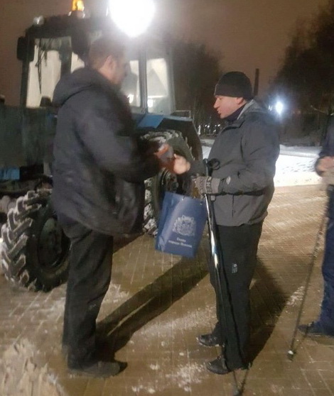 Иван Цецерский подарил термокружку рабочему