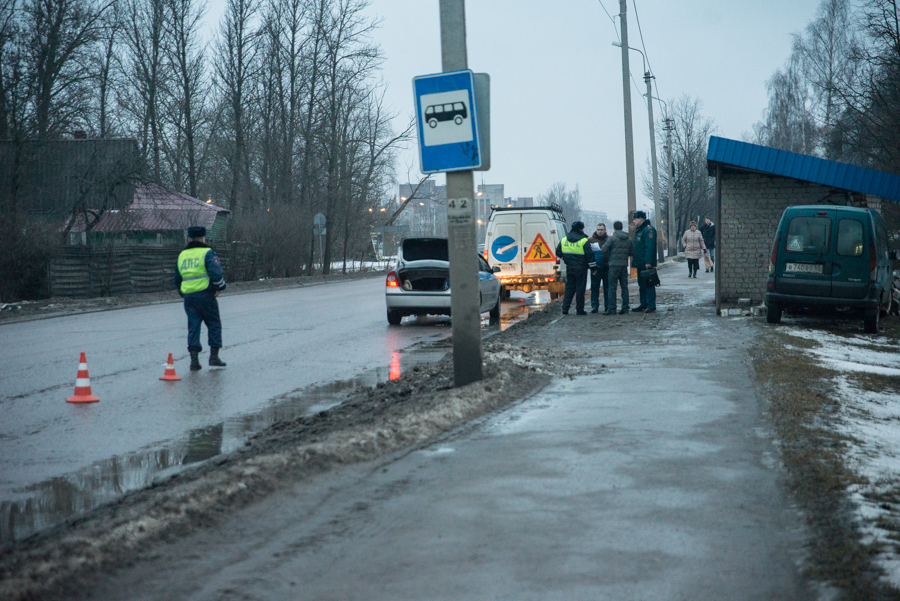 На Запсковье джип врезался в автобусную остановку