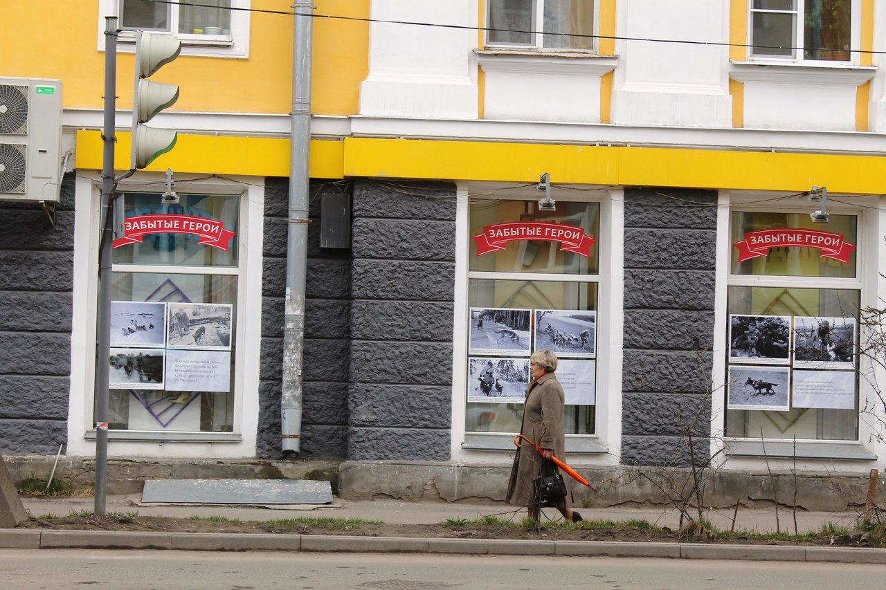 Окна магазина по Октябрьскому проспекту, 21 в Пскове 