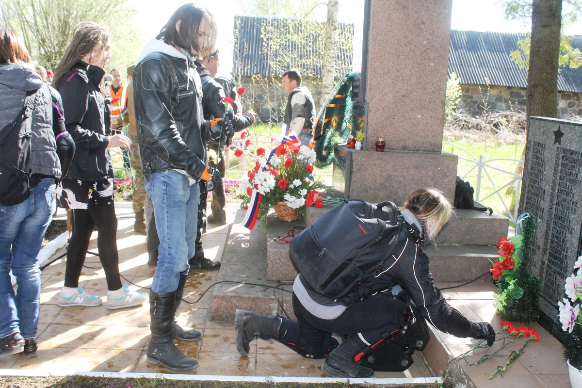 Возложение цветов к мемориалам 
