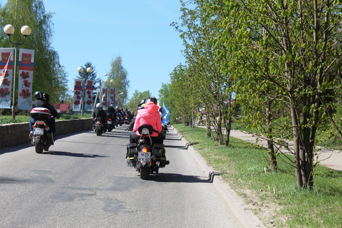Участники мотопробега на Параде Победы в Печорах