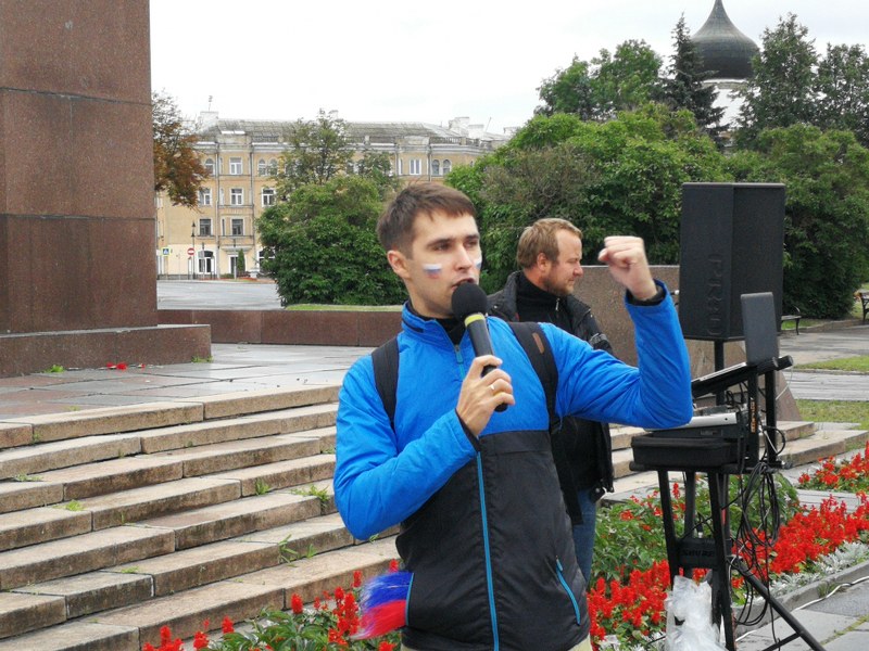 Акция в поддержку сборной России по футболу в Пскове