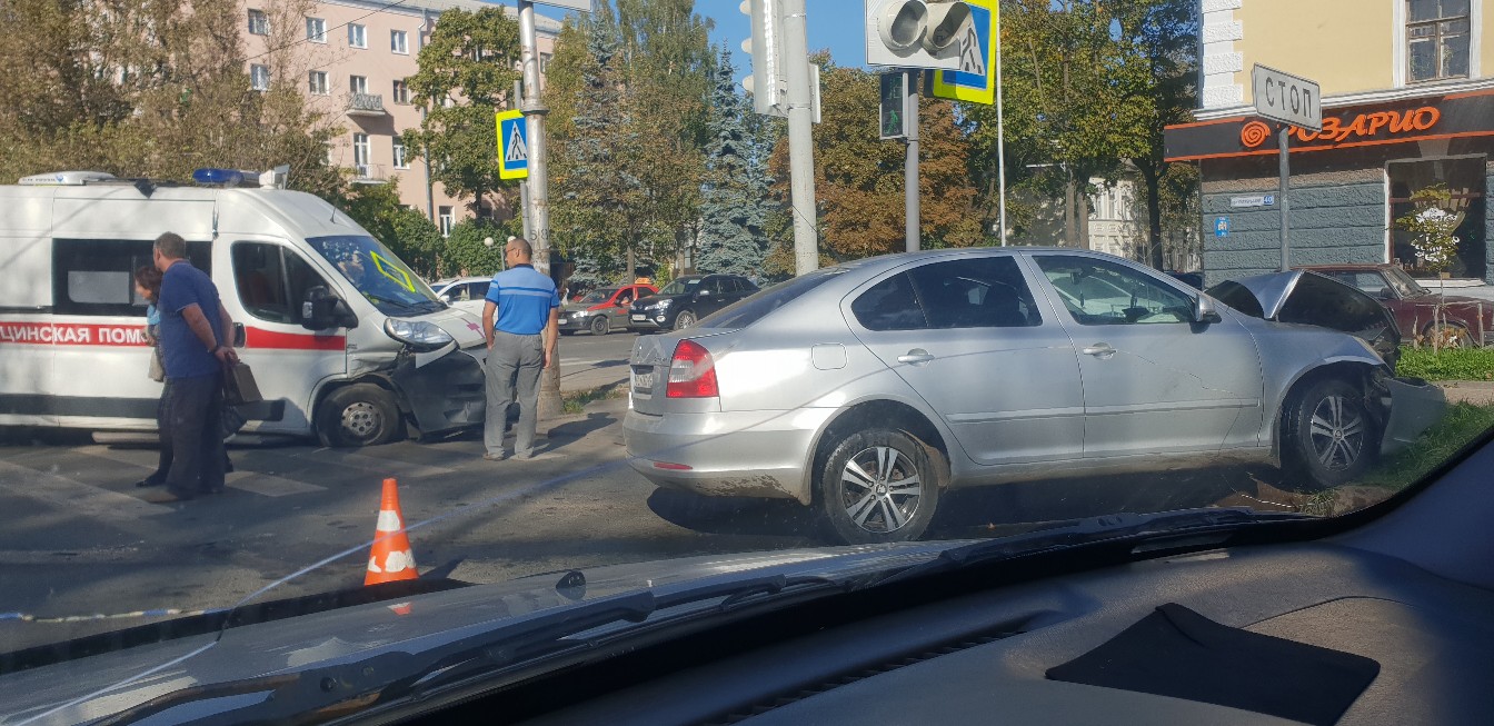 ДТП на перекрестке Октябрьского проспекта и улицы Гражданская в Пскове