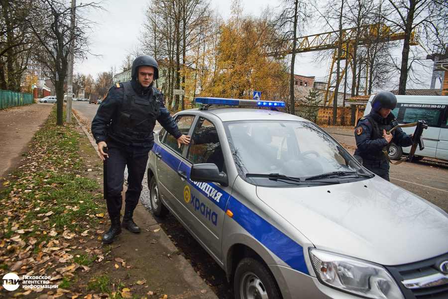 Экипаж группы задержания вневедомственной охраны в составе Артема Петрова и Дмитрия Павлова