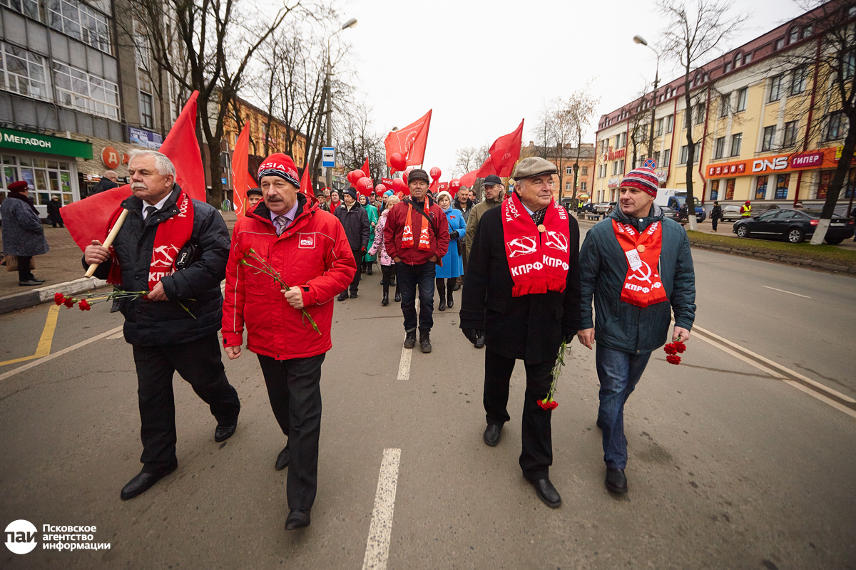 Демонстрация в Пскове в честь 101-ой годовщины Октябрьской революции