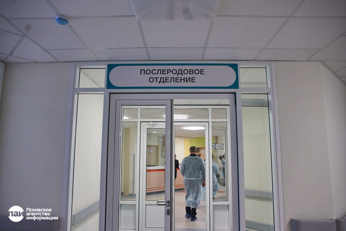 Сертификаты на 25 тысяч рублей получили матери первых трёх детей, появившихся на свет в новом здании Псковском перинатального центра