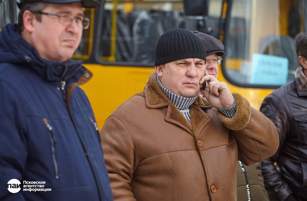 Ключи от 26 новых автобусов для школьных перевозок вручил Михаил Ведерников 