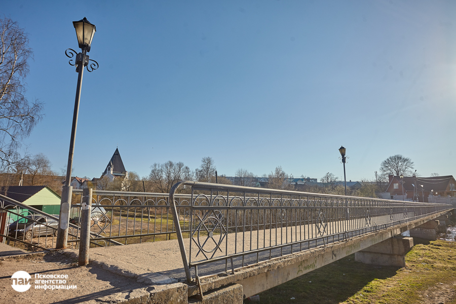Пешеходный мост в Красной Горке у костёла Пресвятой Троицы