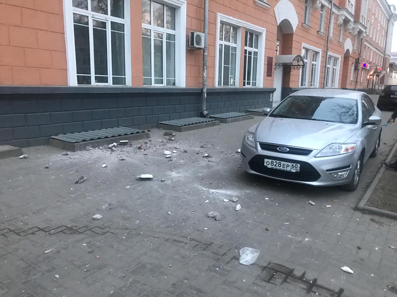 Кусок фасада отвалился с дома 29 по Октябрьскому проспекту в Пскове