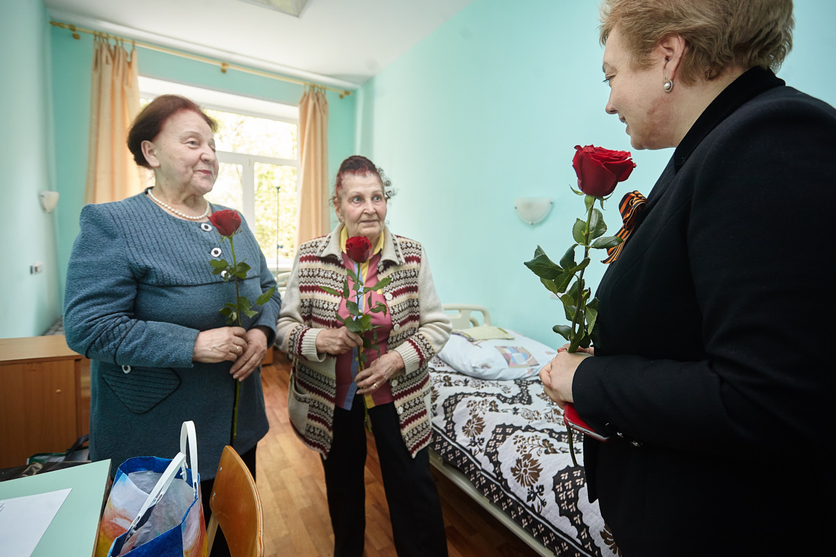 Вера Емельянова поздравила пациентов псковского госпиталя ветеранов войн с Днём Победы