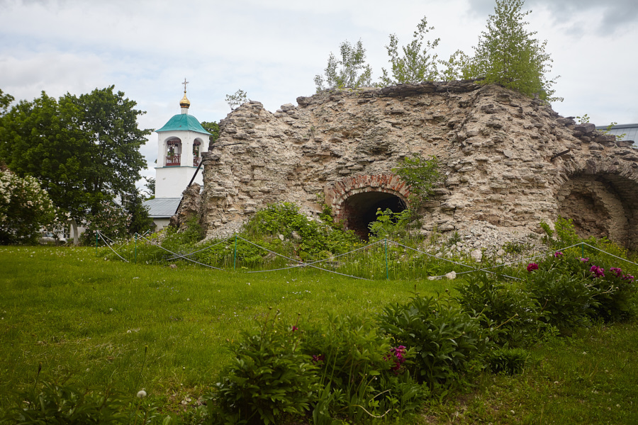 Руины колокольни и Вознесенского храма