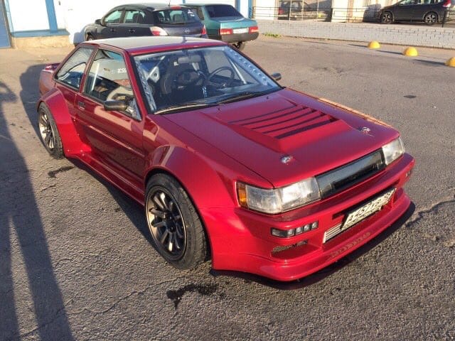 TOYOTA AE86, доработанной и покрытой краской с Кэнди (Candy) эффектом в мастерской Александра Капланского, Псков.