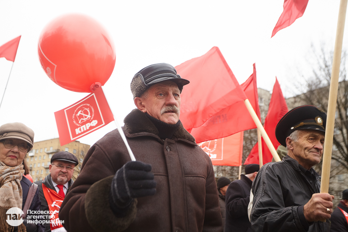 Шествие коммунистов Пскова в честь 102-летия со дня Октябрьской революции