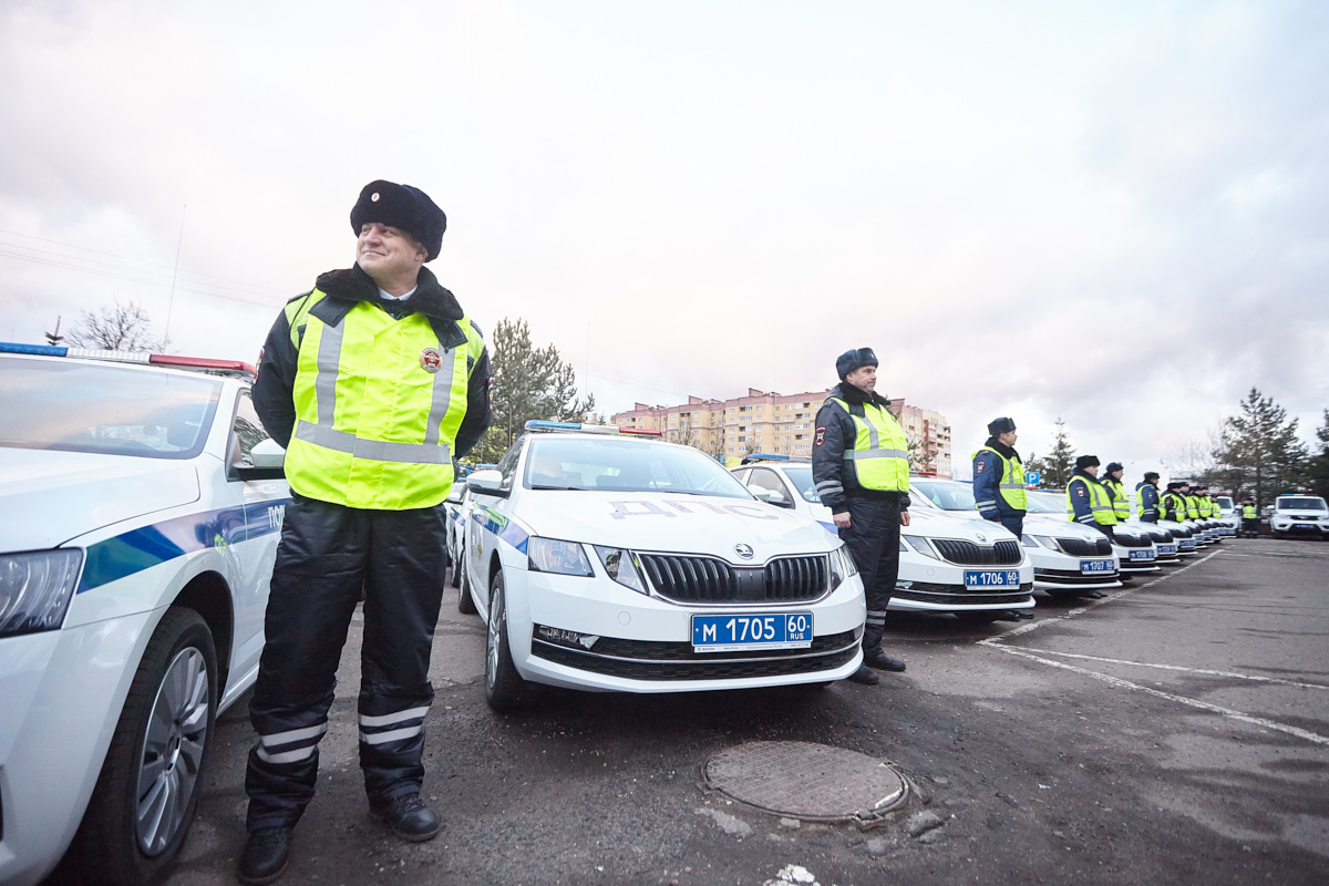 Вручение новых автомобилей инспекторам ГИБДД Псковской области