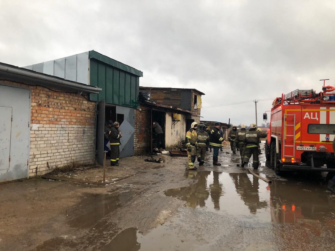 Последствия возгорания гаражей на Зональном шоссе в Пскове