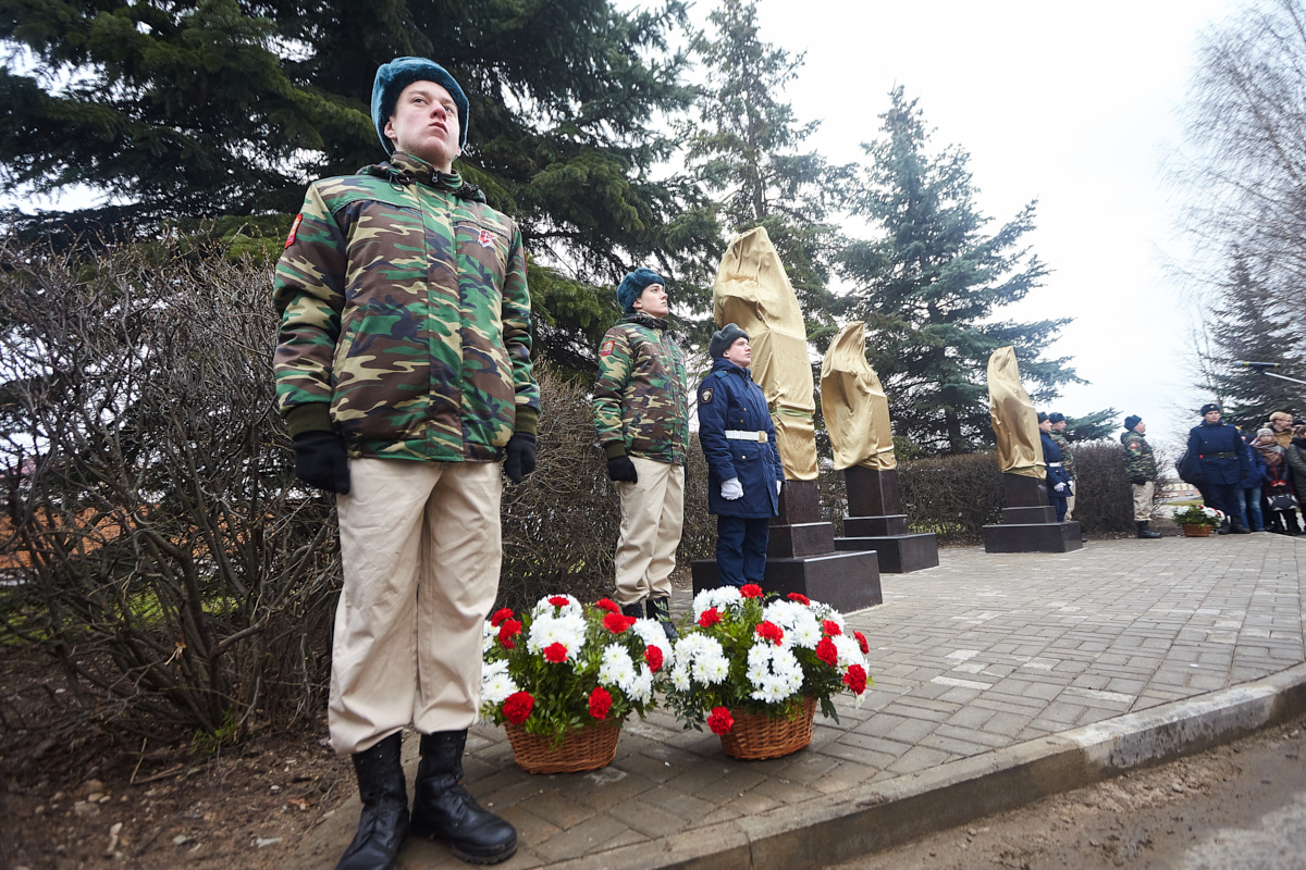 Три бюста героев-десантников установили на Аллее Победы в Пскове