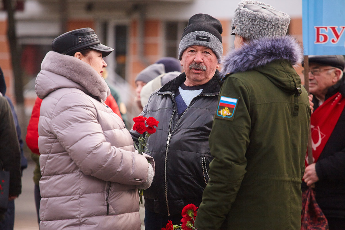 Возложение цветов к могиле неизвестно солдата