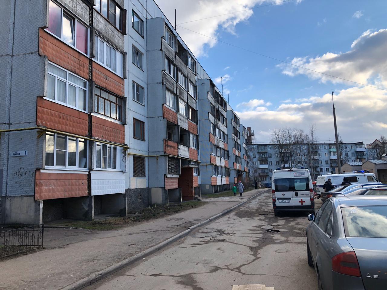 Юный пскович пытался забраться на четвертый этаж дома, чтобы поздравить девушку с 8 марта
