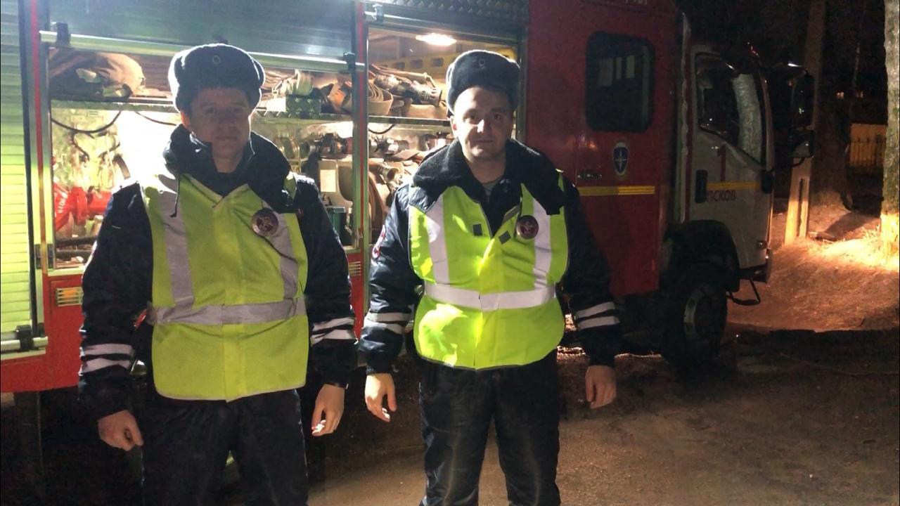 Сотрудники ГИБДД спасли спящего мужчину из загоревшегося автомобиля в Пскове