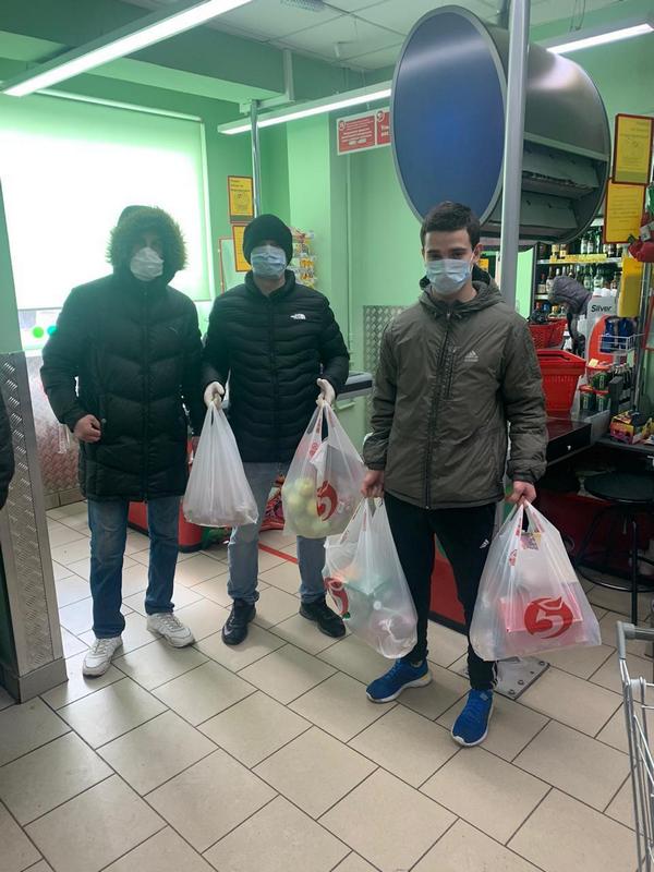 Футбольные болельщики привезли продукты для врачей инфекционного отделения