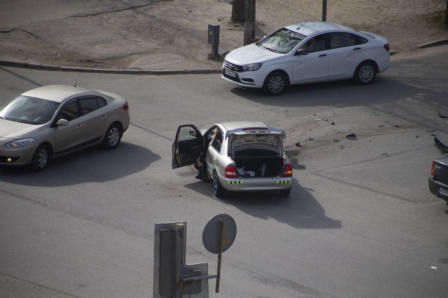 На перекрестке Звездной и Труда столкнулись два автомобиля